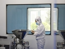 不負秋日好時光 ，亞歐廠里生產忙， 機器轟鳴干勁足，熱火朝天普新章！